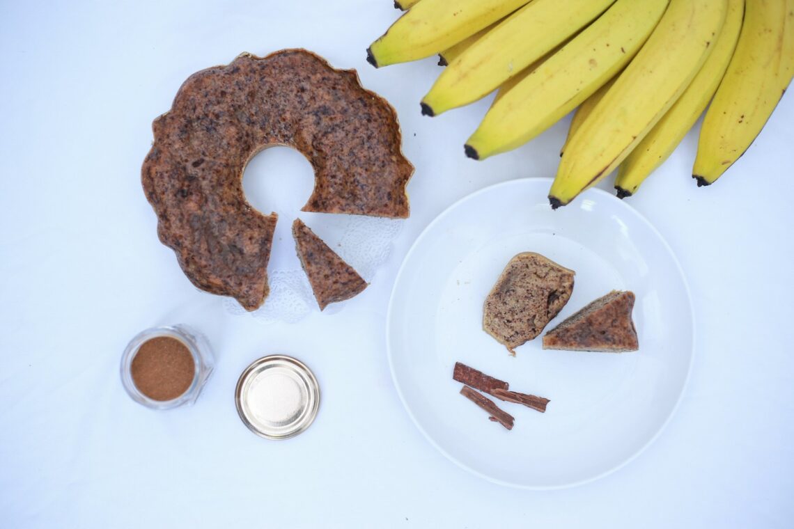 Deser pełen słodyczy i egzotyki - przepis na soczyste ciasto bananowe, które rozpływa się w ustach