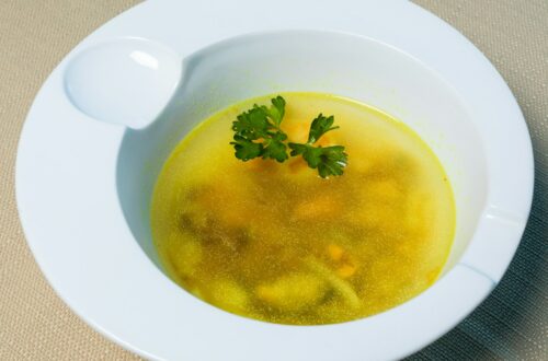 Kapuśniak z młodej kapusty - Tradycyjny przepis, który rozgrzewa duszę i podbija podniebienia!