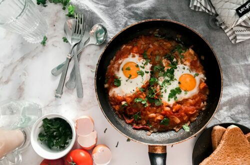 Odkryj prawdziwy smak Izraela - Przepis na autentyczną szakszukę, która rozgrzeje Twoje podniebienie