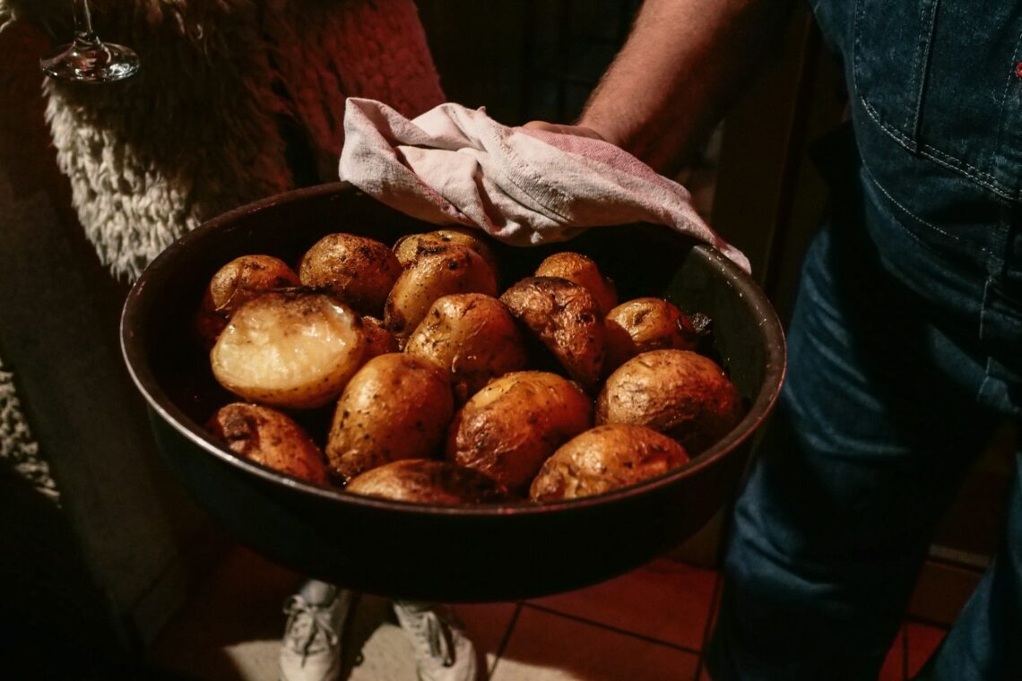 Pikantne i chrupiące - najlepszy przepis na pieczone ziemniaki, który rozgrzeje Twoje podniebienie!