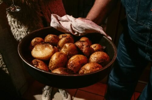 Pikantne i chrupiące - najlepszy przepis na pieczone ziemniaki, który rozgrzeje Twoje podniebienie!